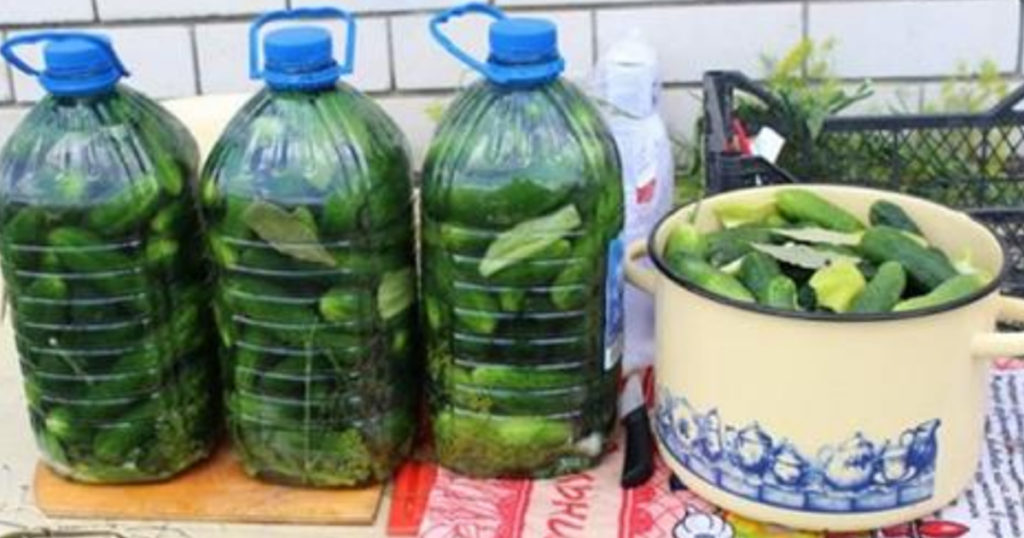 Як засолити огірки на зиму у 5 літрових пластикових пляшках.